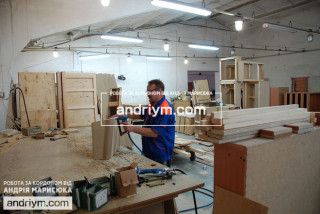 РОБОТА НА МЕБЛЕВІЙ ФАБРИЦІ