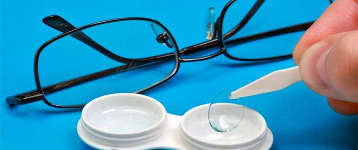 Працівник на виробництво окулярів для зору і контактних лінз