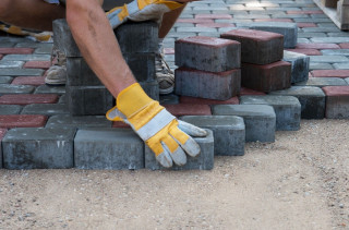 УКЛАДАННЯ БРУКІВКИ