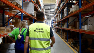 ПРАЦІВНИК НА КОСМЕТИЧНОМУ СКЛАДІ