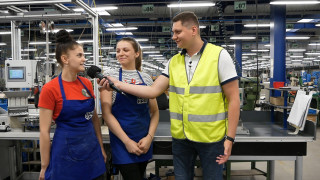 ПРАЦІВНИК НА ЗАВОДІ АВТОМОБІЛЬНОЇ ПРОМИСЛОВОСТІ