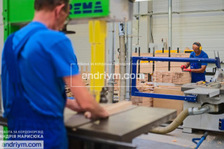 WORKER FOR GARDEN FURNITURE PRODUCTION