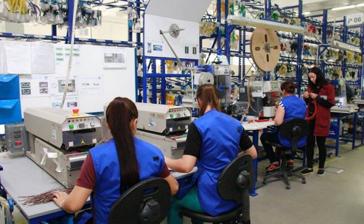 EMPLOYEE AT THE CABLE FACTORY