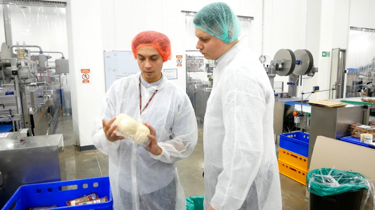 EMPLOYEES FOR THE PRODUCTION OF HAM AND MEAT PRODUCTS