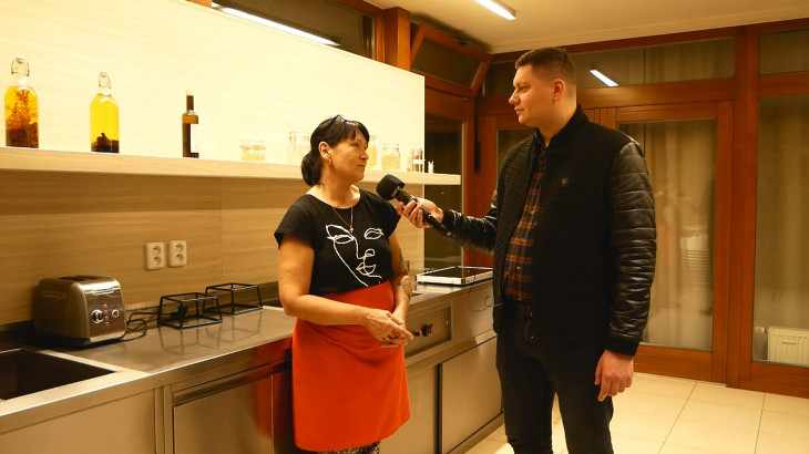 ПРАЦІВНИЦЯ ГОТЕЛЬНО-РЕСТОРАННОГО КОМПЛЕКСУ