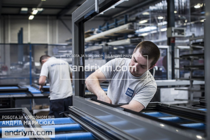 Worker in the production of aluminum window elements