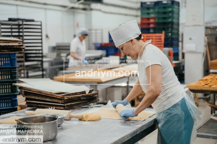 Dietary crispbread packaging worker