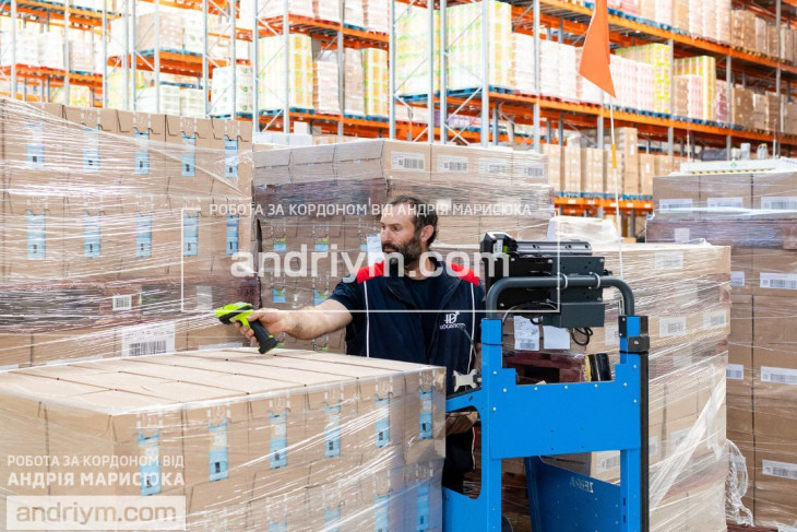 Internet store warehouse worker