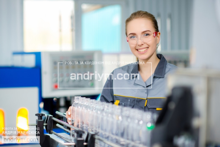 Plastic products production worker