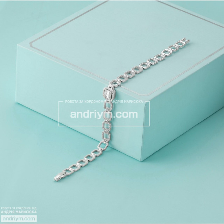 Jewelry and cosmetics packaging worker