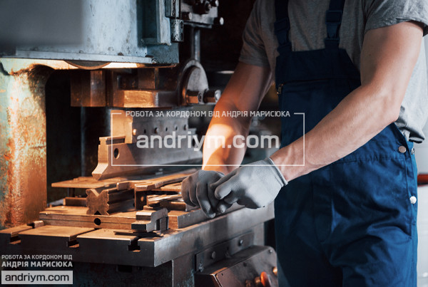 Metal structure assembler at a production plant