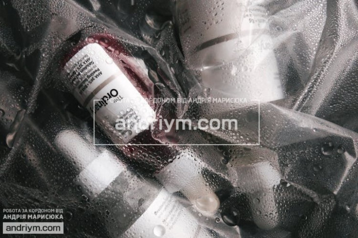 Cosmetic products packaging worker