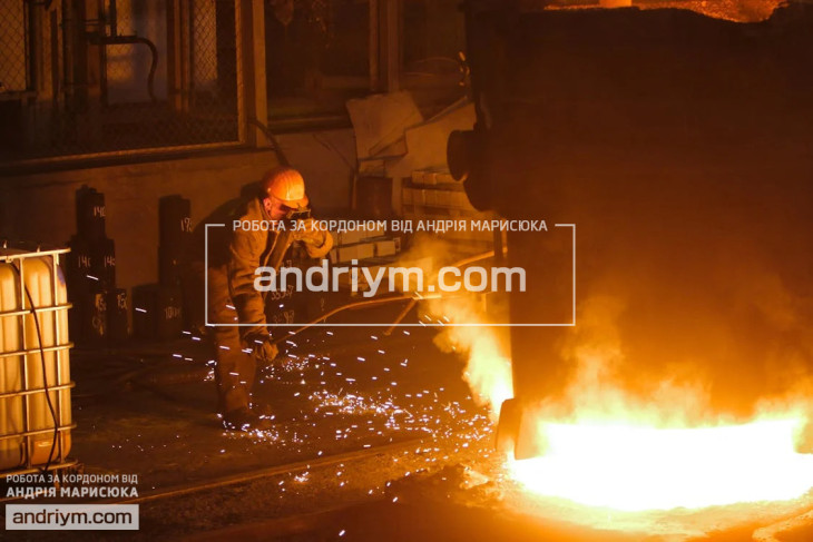 Metal parts sorting worker