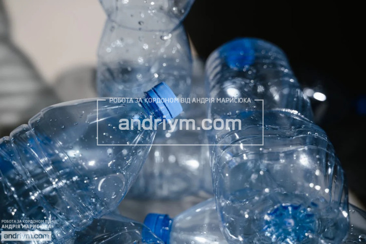 Worker for sorting plastic waste