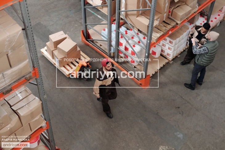 Worker for electronic device warehouse