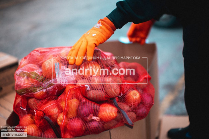 Worker for packing vegetables and fruits